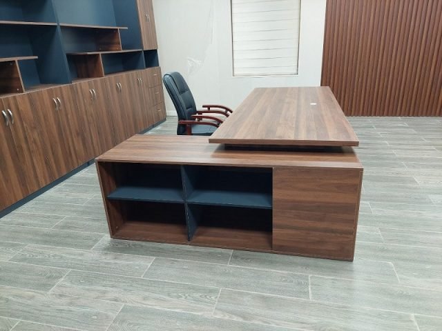 Kệ bàn làm việc văn phòng hiện đại với thiết kế chân sắt