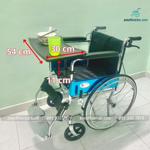 khay bàn ăn xe lăn bằng nhựa trong gắn lên xe lăn