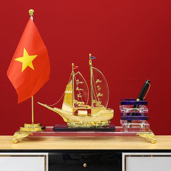 Khay đựng bút hình thuyền buồm phong thủy là quà lưu niệm để bàn làm việc ý nghĩa