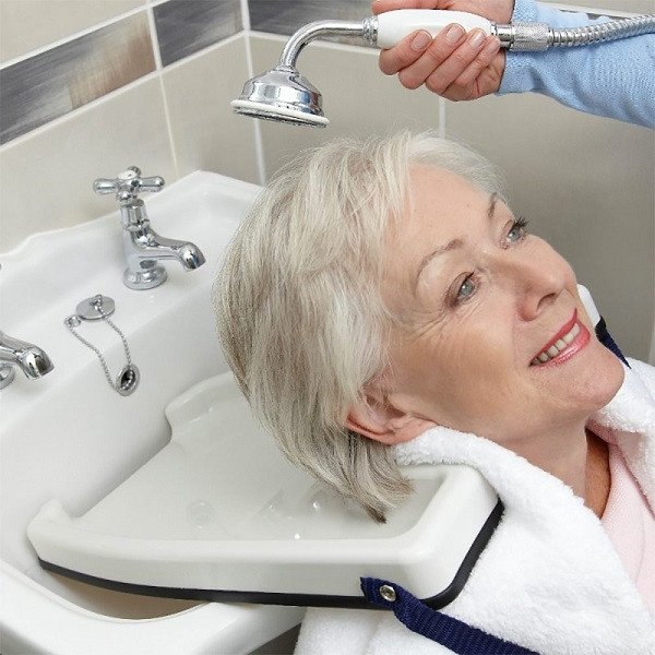 Khay gội đầu nhỏ gọn bằng nhựa, dễ dàng sử dụng tại bồn rửa