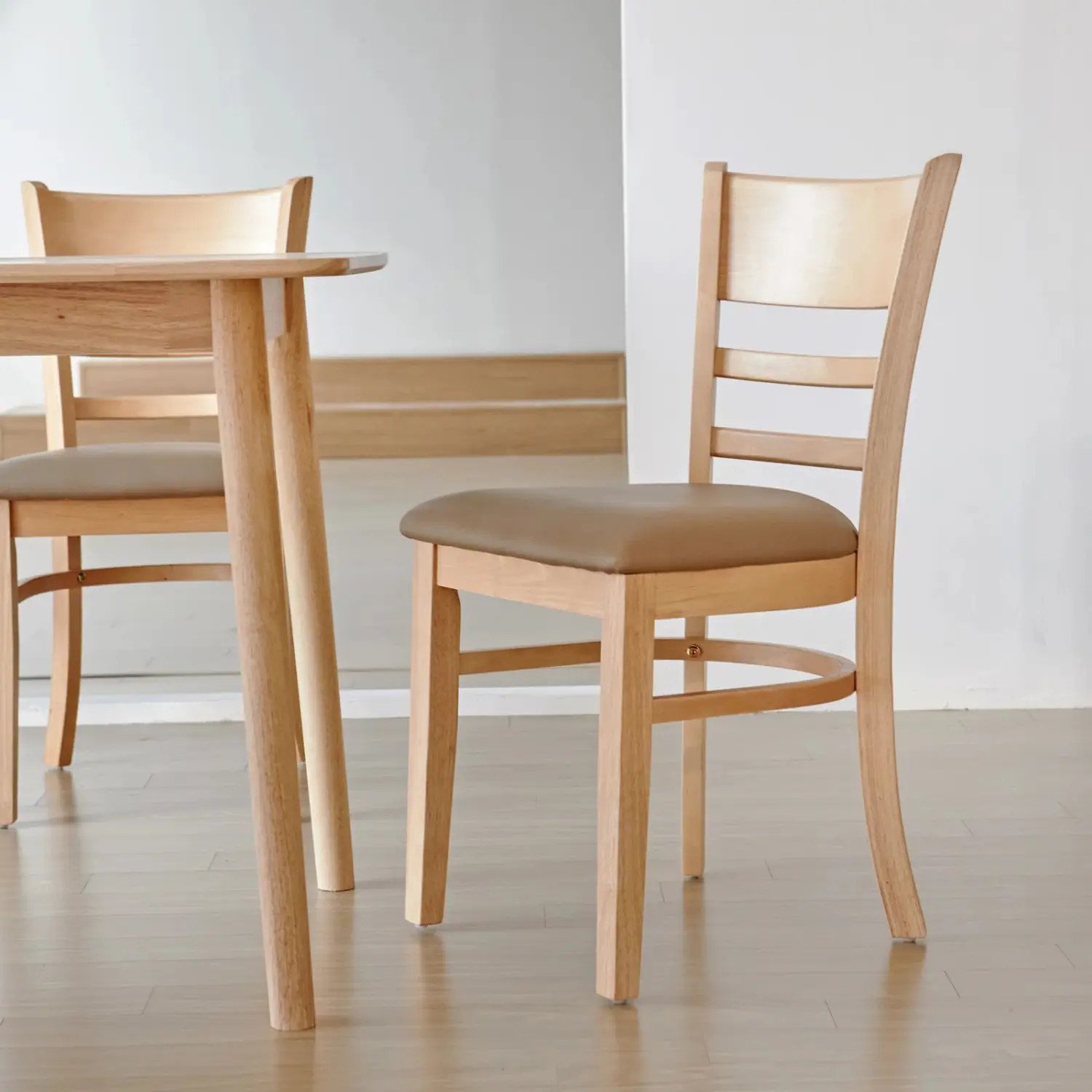 không gian phòng ăn ấm cúng với bộ bàn ghế gỗ 4 chỗ