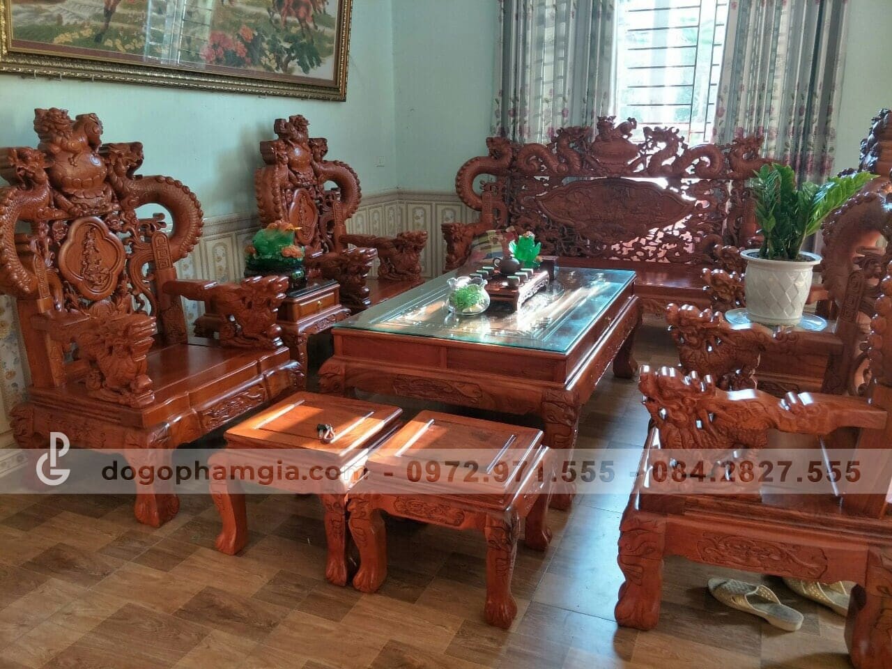 Không gian phòng khách sang trọng với bộ bàn ghế gỗ 10 món bề thế