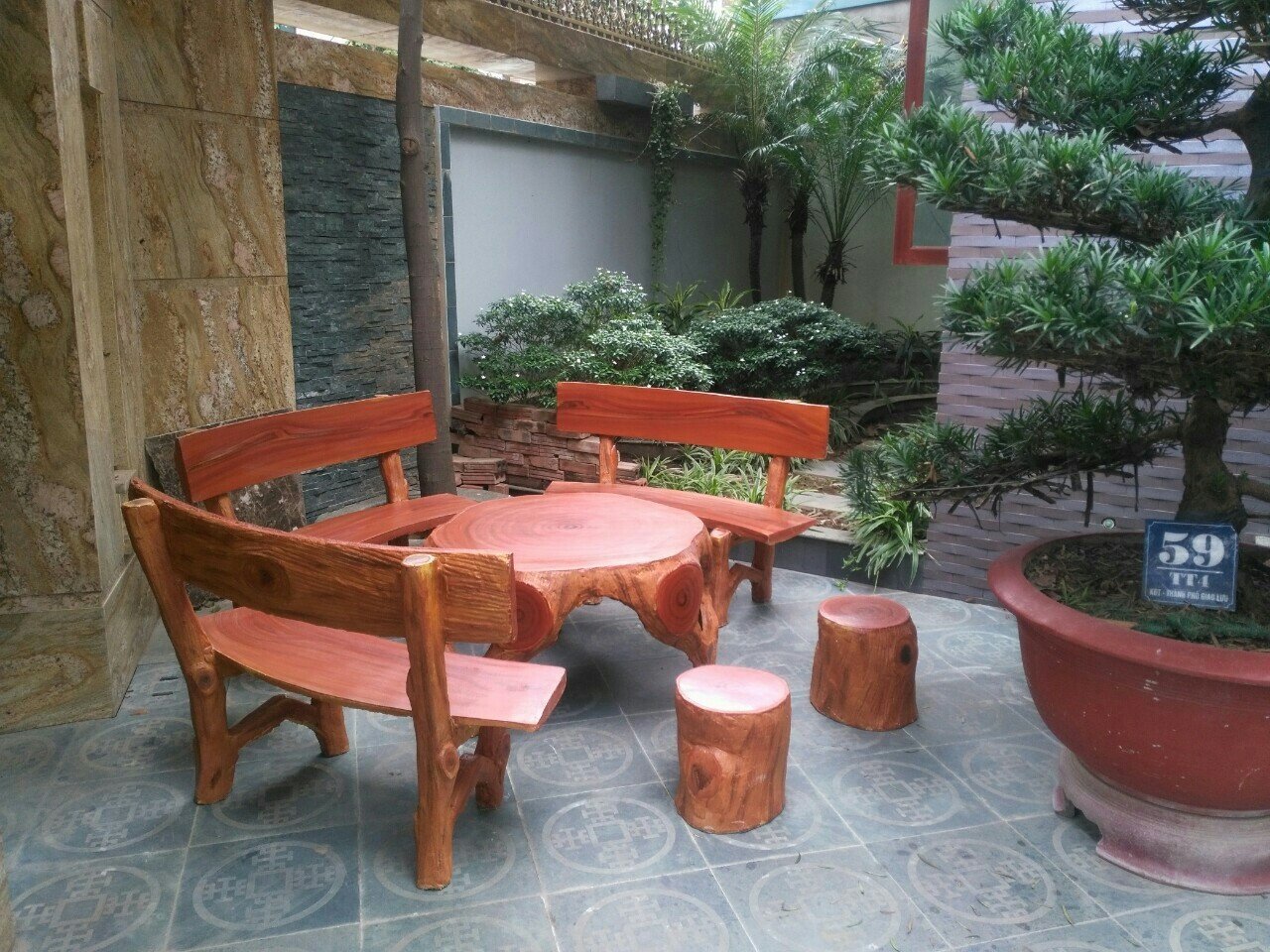Không gian sân vườn đẹp với bộ bàn ghế xi măng giả gỗ