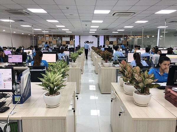 Không nên đặt quá nhiều cây cảnh nhỏ để bàn làm việc gây chật chội