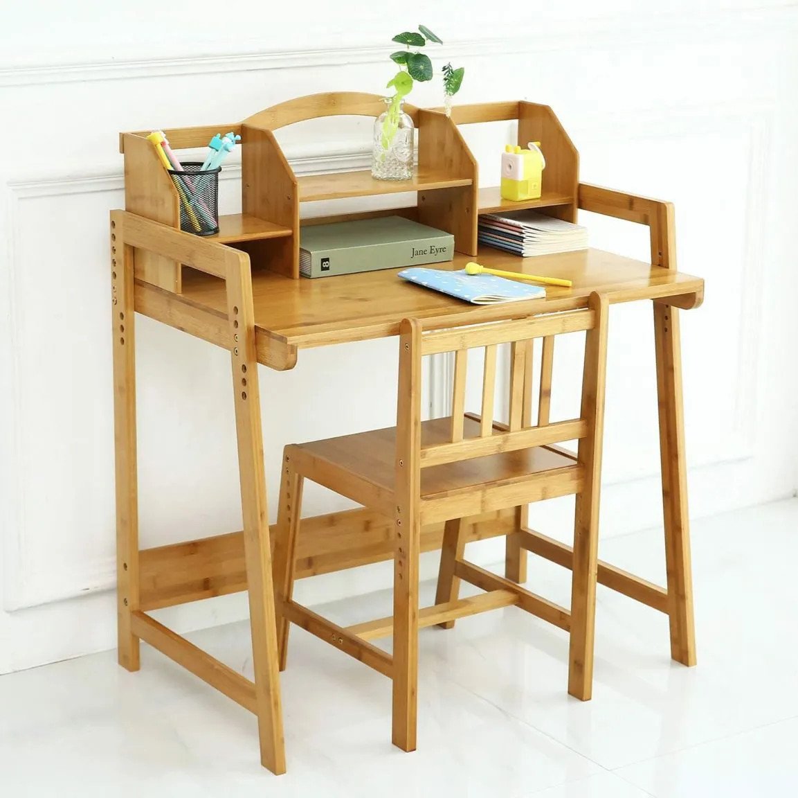 Kiểu bàn học sinh cấp 1 nhỏ gọn với màu sắc tươi sáng