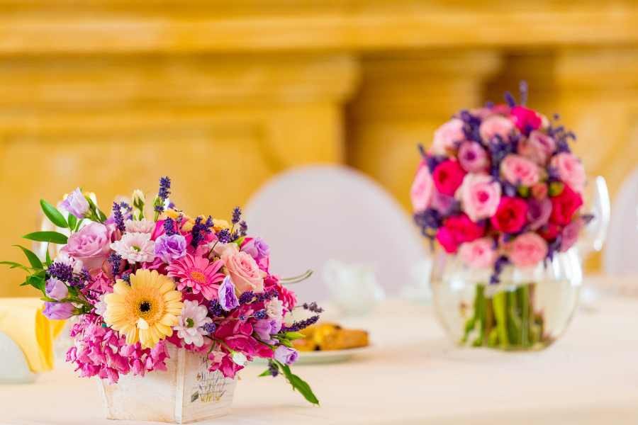 Kiểu bình cắm hoa nhỏ và đơn giản cho không gian bàn