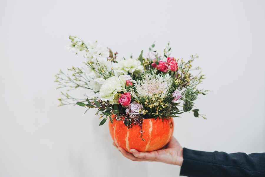 Kiểu cắm hoa để bàn uống nước đơn giản và đẹp mắt