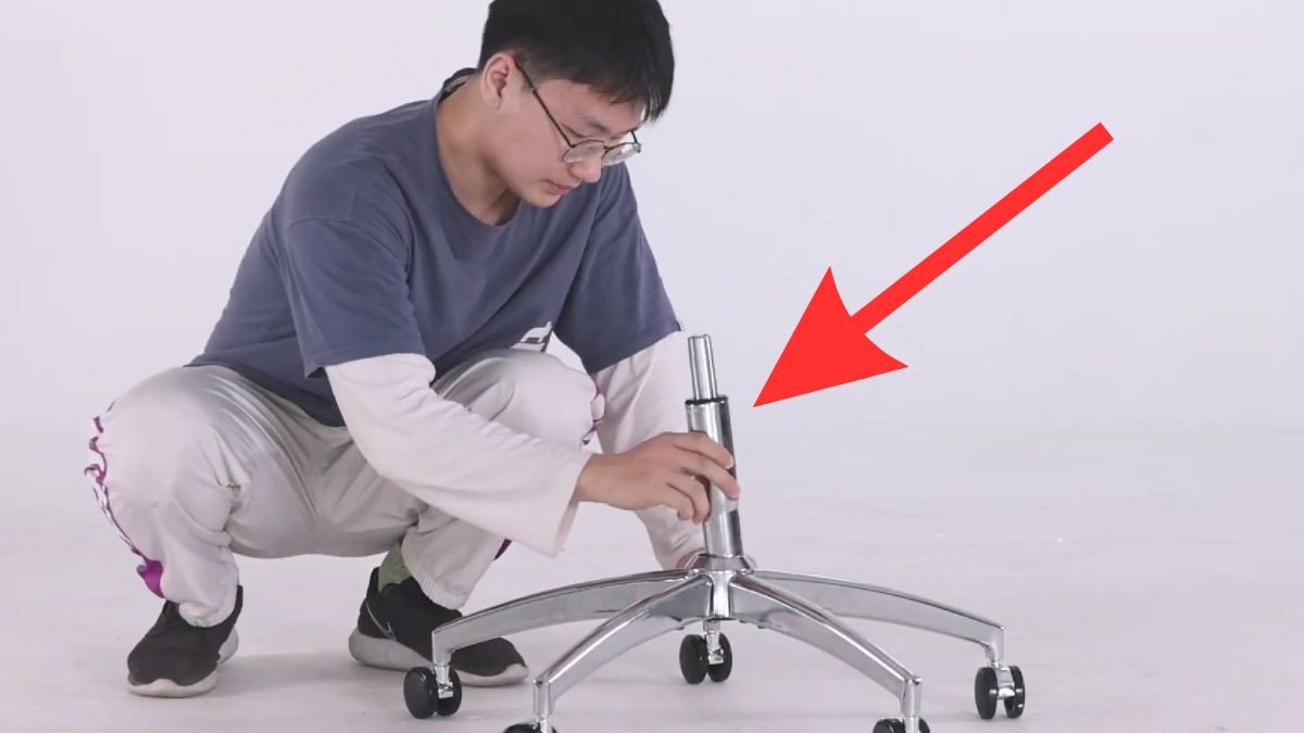Lắp bánh xe và trụ piston vào chân ghế công thái học