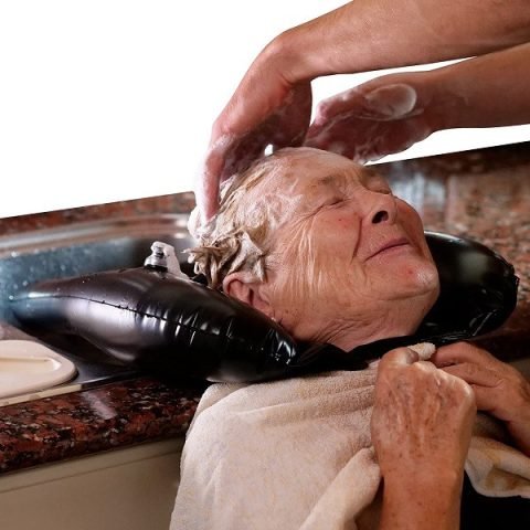 Máng gội đầu tiện lợi làm từ nhựa, giúp người lớn tuổi gội đầu dễ dàng
