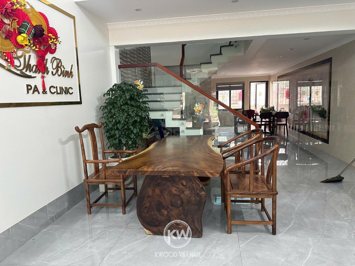 Mặt bàn gỗ tự nhiên nguyên khối đặt trong không gian sống