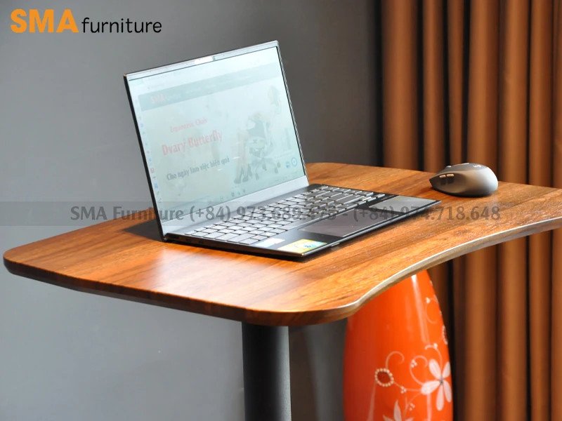 Mặt bàn làm việc laptop có thể nâng hạ, đủ rộng cho máy tính xách tay
