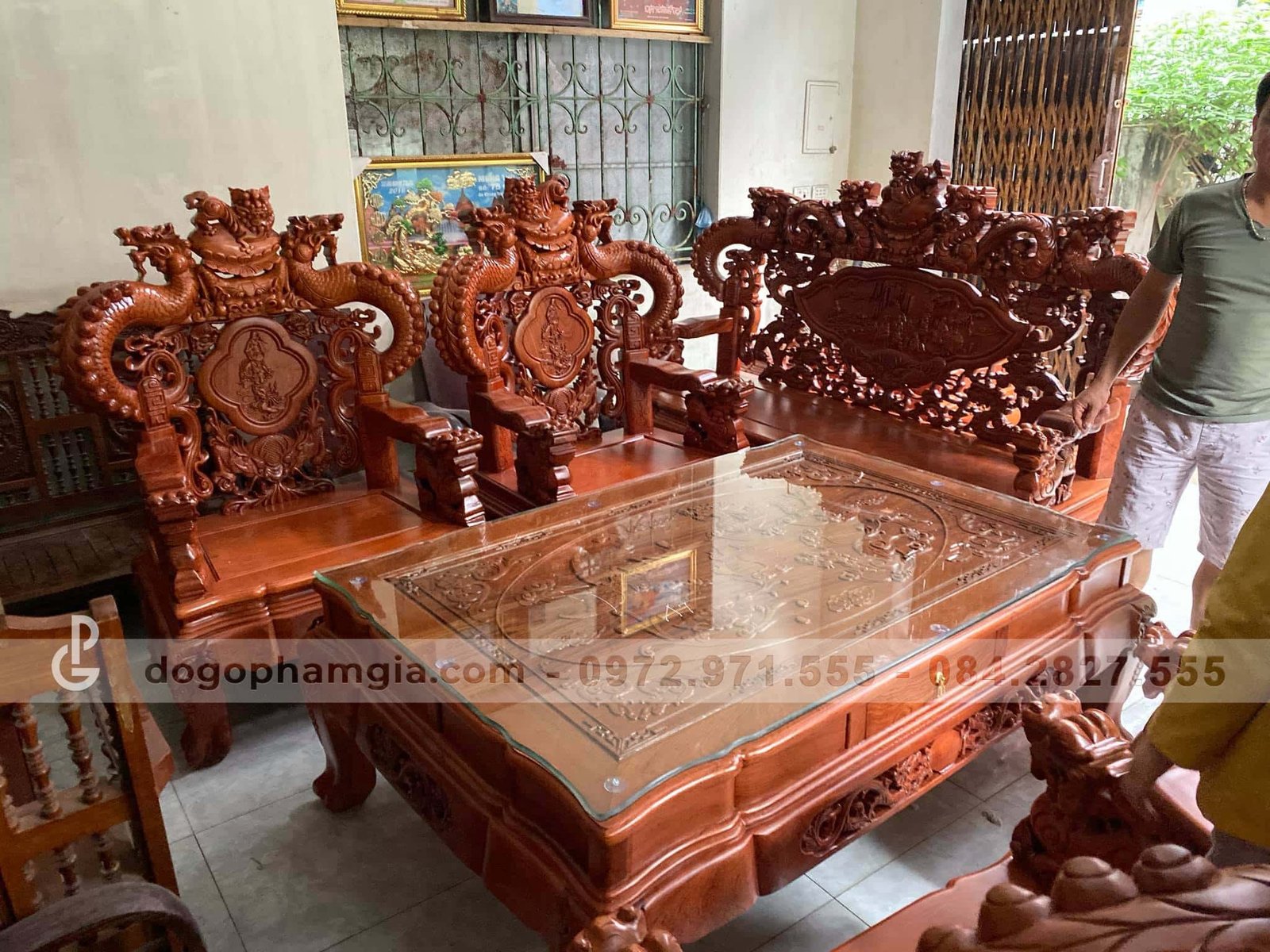Mặt bàn trà của bộ bàn ghế gỗ phòng khách 10 món chạm khắc tứ linh sống động