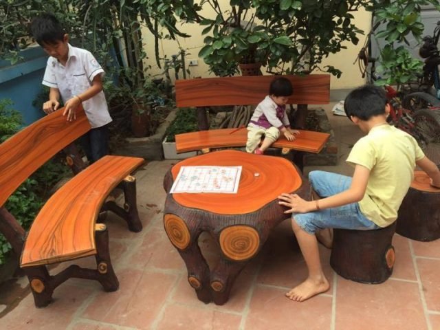 Mẫu bàn ghế xi măng hình tròn vân gỗ tự nhiên tinh tế