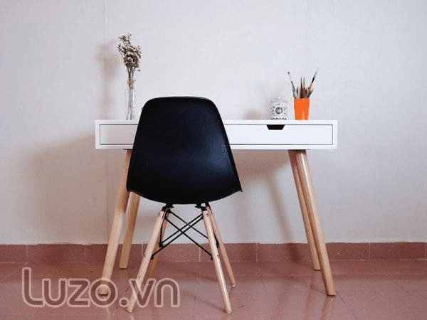 Mẫu bàn gỗ học sinh giá rẻ với thiết kế hiện đại, nhiều ngăn chứa đồ