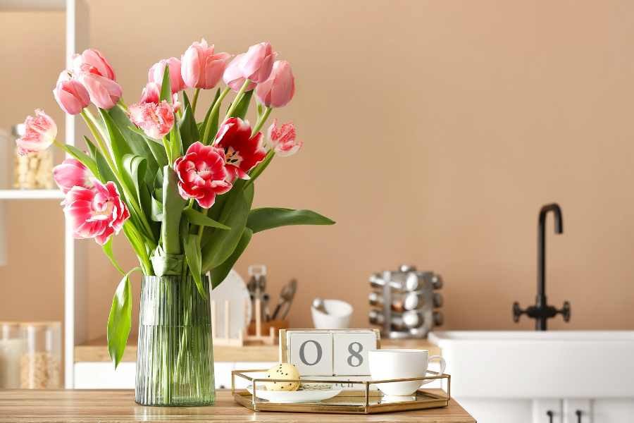 Mẫu cắm hoa để bàn uống nước đơn giản cho bàn phòng khách