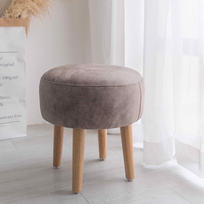 mẫu ghế sofa tròn màu trắng với chân ghế gỗ tròn hiện đại