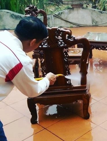 mẹo vệ sinh bàn ghế gỗ ngày tết bằng máy rửa xe