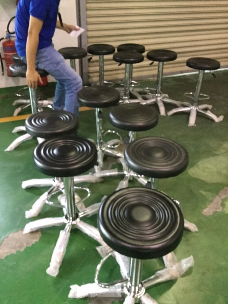 Một chiếc ghế văn phòng bọc simili bị rách nghiêm trọng, cần được bọc lại hoặc sửa chữa