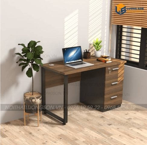 Một góc bàn làm việc được sắp xếp gọn gàng với đèn bàn và lọ bút ở phía bên phải, tối ưu hóa không gian làm việc.