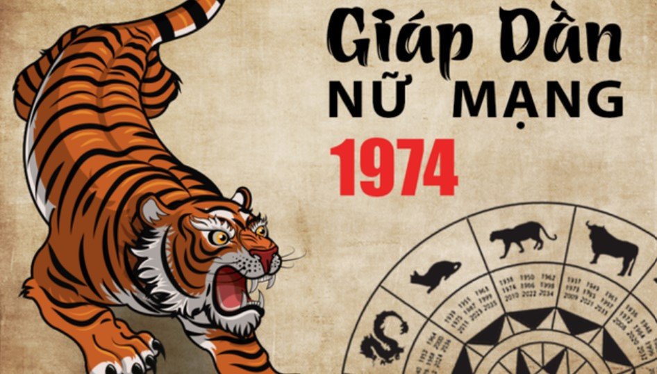 Một người phụ nữ tuổi Giáp Dần đang ngồi làm việc tại bàn, không gian văn phòng hiện đại với nhiều cây xanh, tượng trưng cho sự tươi mới và phát triển.