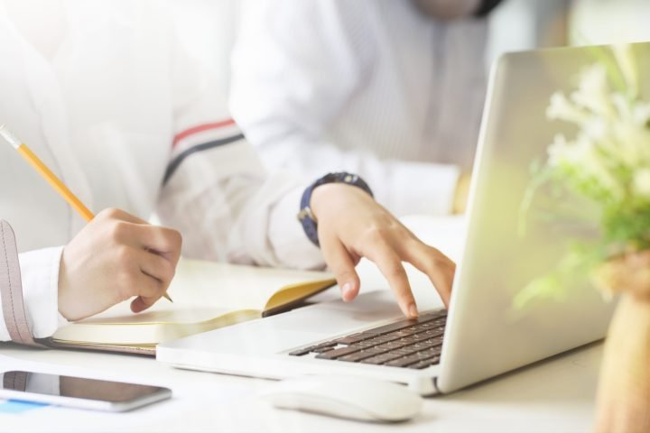 Một người thợ mộc đang làm việc với gỗ trong xưởng sản xuất bàn ghế nội thất bằng đam mê