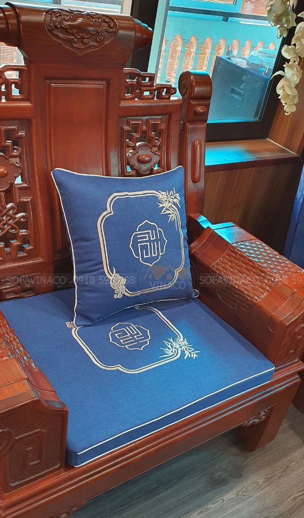 Nệm ghế gỗ đồng kỵ thêu tinh xảo vừa được bàn giao cho khách hàng