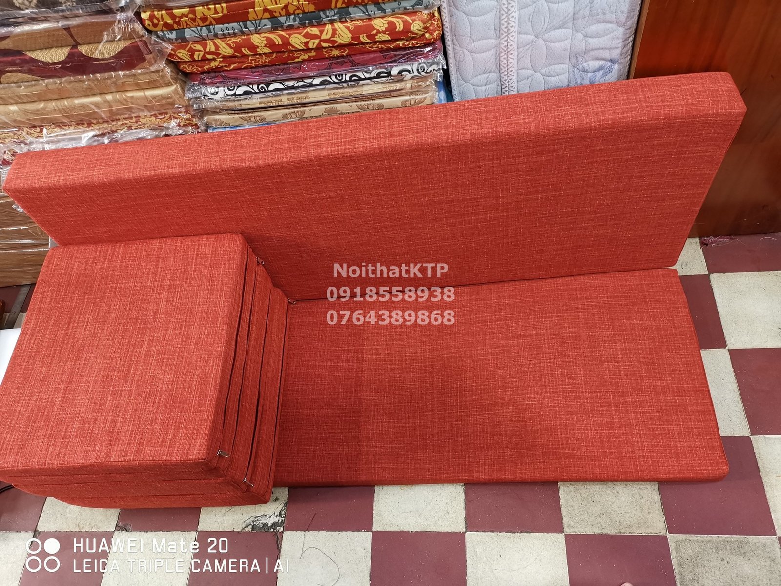 Nệm lót ghế sofa màu nâu sẫm trên ghế gỗ phòng khách