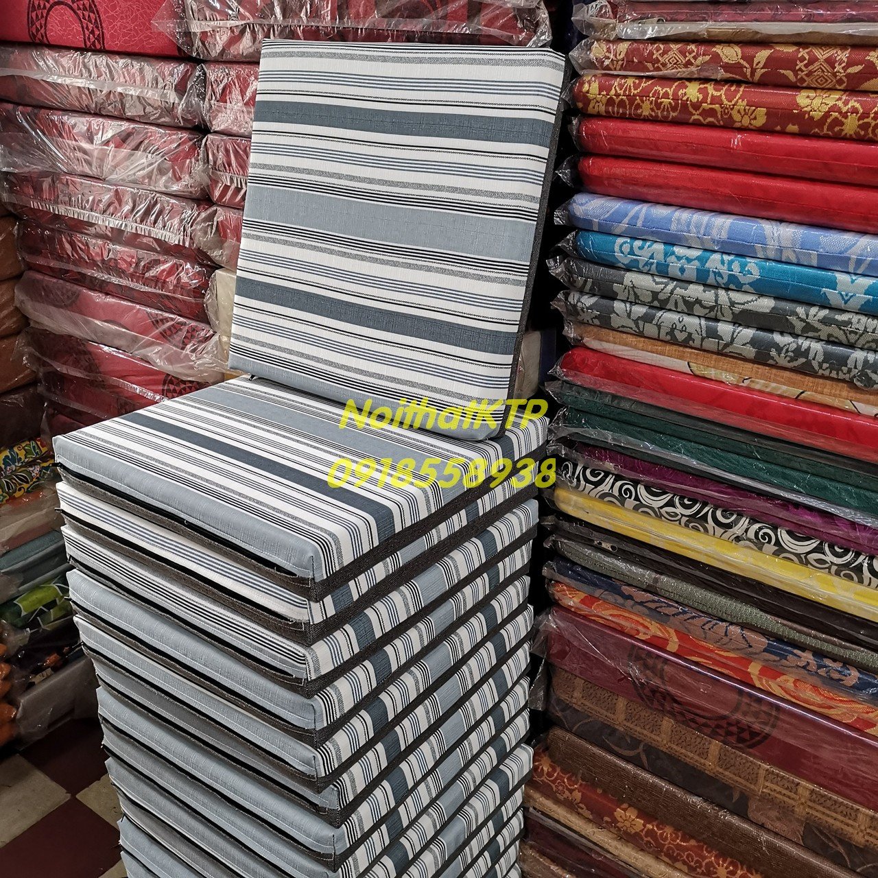 Nệm ngồi bệt màu xám nhạt với đường may nổi bật