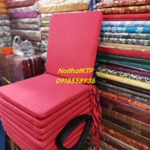 Nệm ngồi quán trà sữa màu xanh lá cây đặt trên ghế gỗ