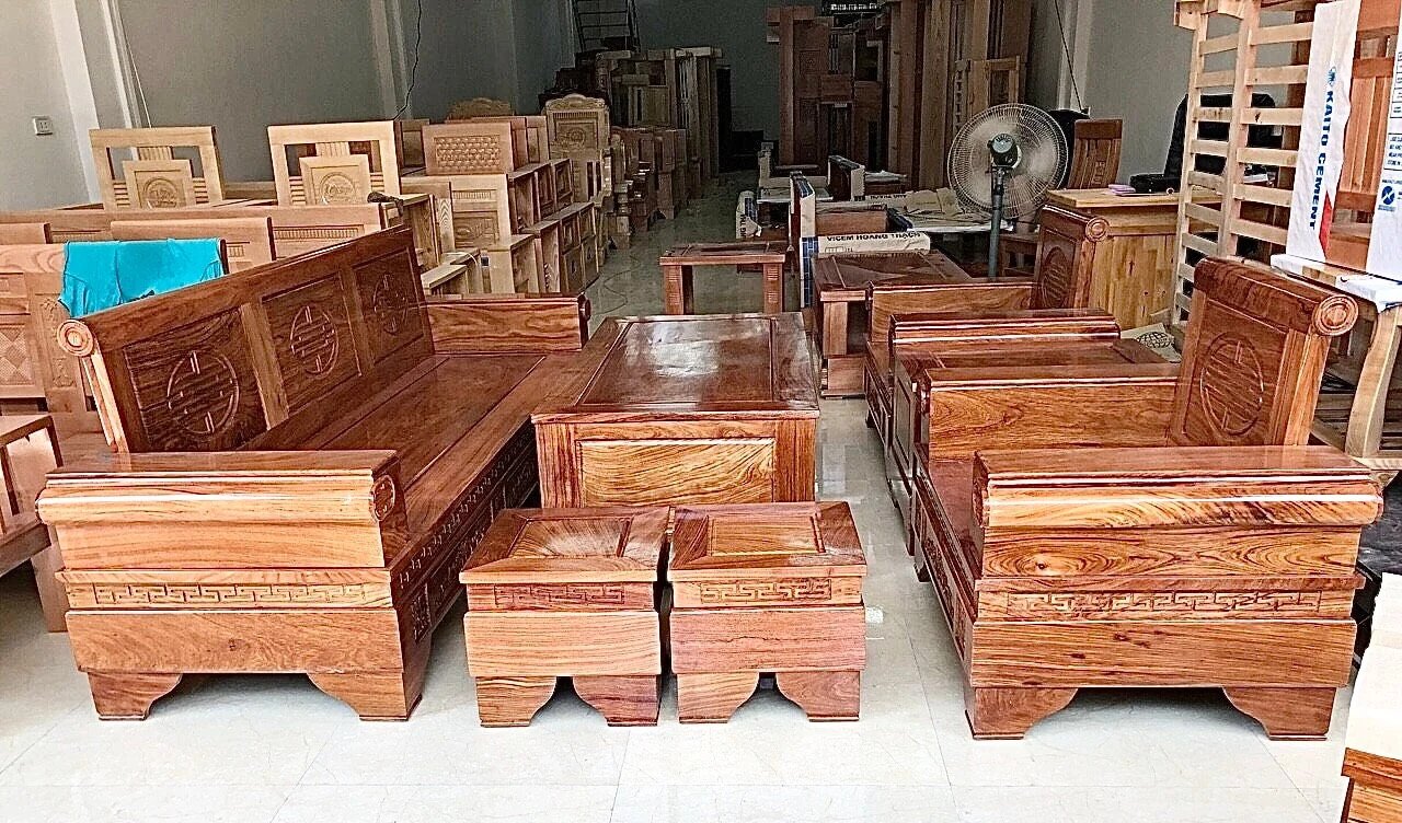 Nên chọn bàn ghế chất lượng cao hơn cho phòng khách nếu muốn dùng lâu dài