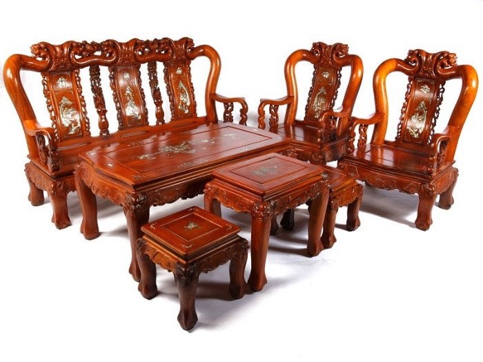 Người đang đăm chiêu bên bộ bàn ghế, phản ánh những khó khăn trong công việc khi mơ thấy bộ bàn ghế