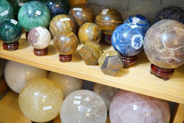 Quả cầu phong thủy mang trong mình một nguồn năng lượng tích cực giúp xua đuổi tà ma, tiêu tán âm khí.