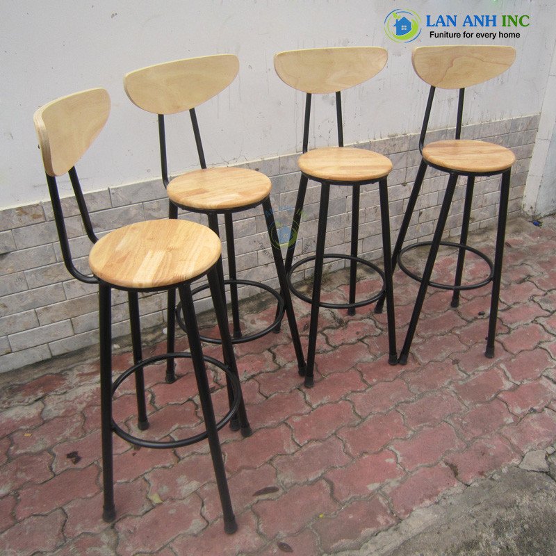 Sản phẩm ghế bar mặt gỗ chân thép kiểu dáng đơn giản, hiện đại cho ban công nhỏ