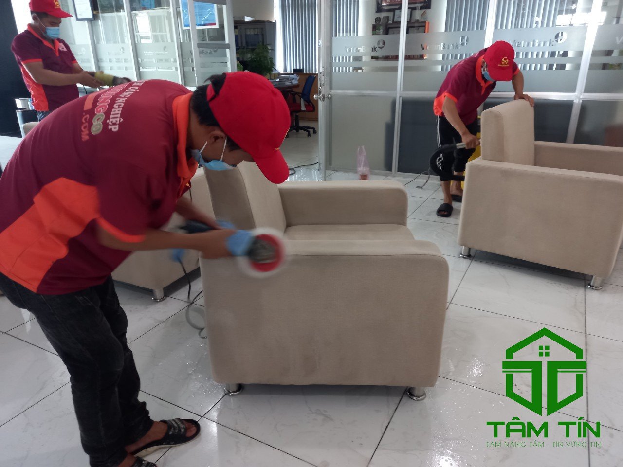 So sánh ghế xoay bọc da và ghế xoay bọc vải tại Bình Dương