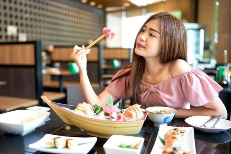 Tạo dáng với thức ăn trên bàn để có ảnh mạng