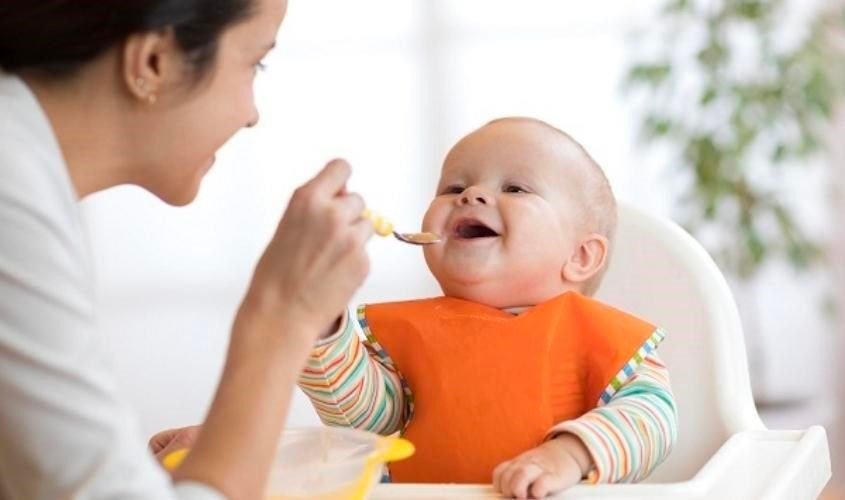 Tập cho bé ngồi ghế ăn dặm ngay từ đầu