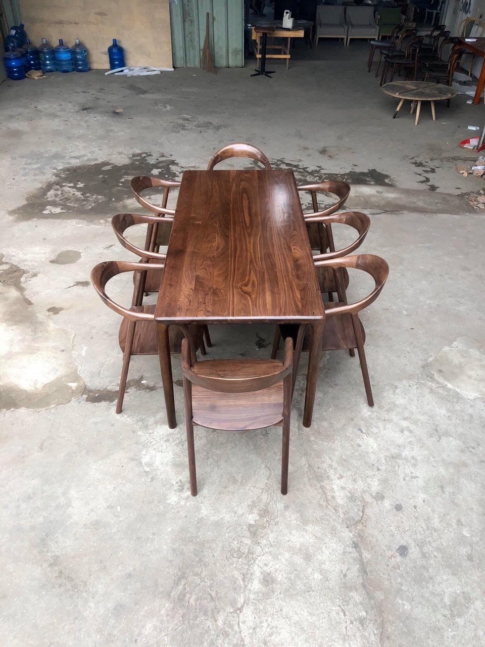 Thiết kế bàn ăn gỗ óc chó 6 ghế với mặt đá nhân tạo, xu hướng bàn ghế gỗ phòng ăn