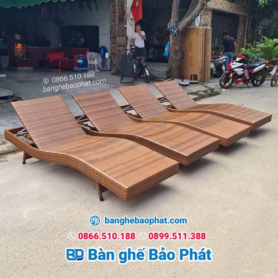 Thiết kế ghế nhựa giả mây màu nâu cho khu vực ngoài trời