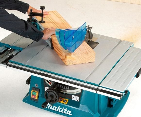 Thợ mộc đang vận hành máy cắt bàn gỗ với công suất cao, tạo ra các chi tiết gỗ chính xác.
