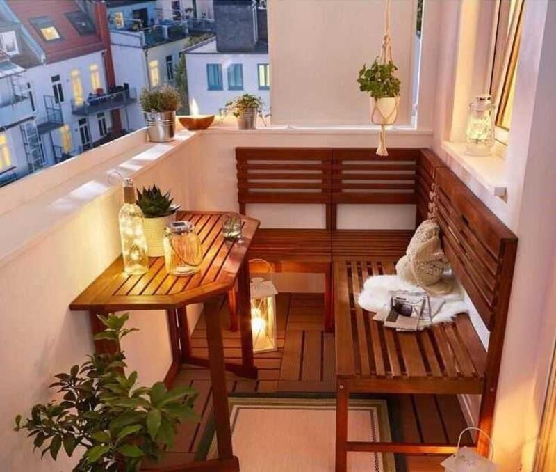 Thư giãn hay đọc sách thoải mái bên góc ban công cổ điển với ghế ngồi ban công nhỏ