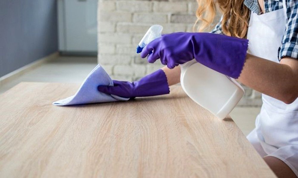 Thường xuyên vệ sinh bộ bàn ăn gỗ sồi