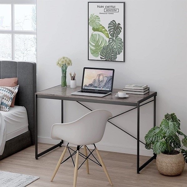 Trang trí bàn làm việc với cây xanh mang lại sự tươi mới