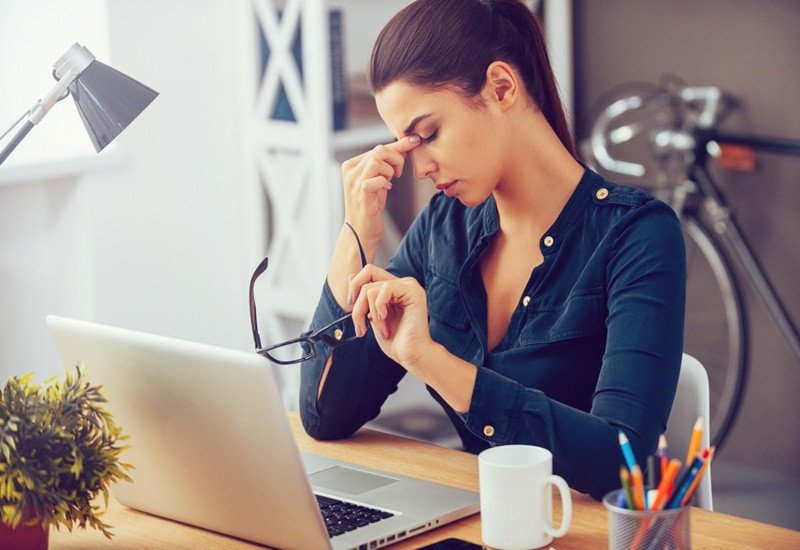 Tư thế ngồi làm việc sai làm tăng nguy cơ cận thị
