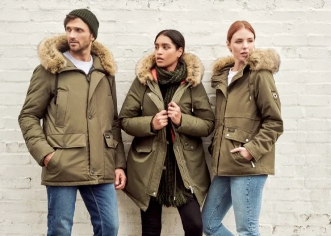 Áo khoác parka với mũ trùm đầu đặc trưng