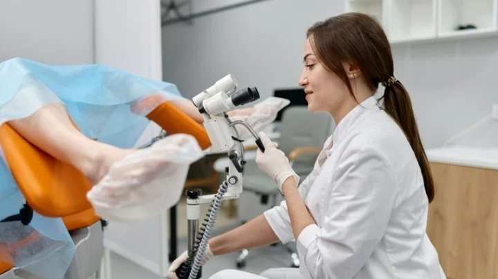 Mắc tiểu liên tục nhưng tiểu ít ở nữ: Nguyên nhân & Cách xử lý Bác sĩ đang khám cho bệnh nhân nữ