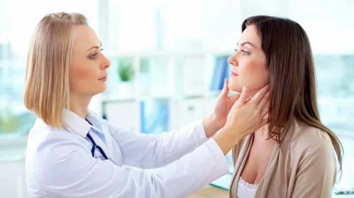 Bác sĩ đang khám da cho bệnh nhân