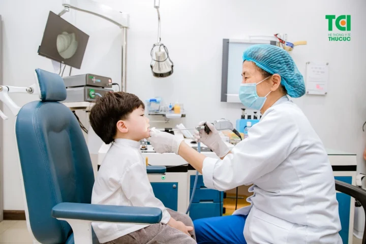Bác sĩ đang khám tai cho bệnh nhân
