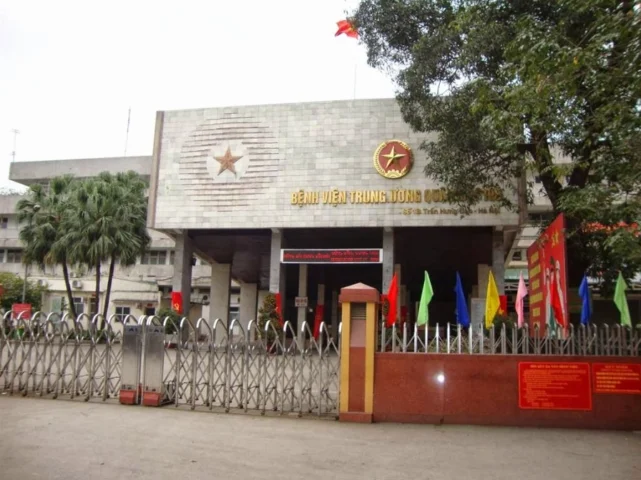 Bác sĩ đang thăm khám cho bệnh nhân về vấn đề xương khớp