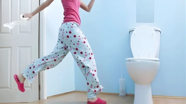 Mắc tiểu liên tục nhưng tiểu ít ở nữ: Nguyên nhân & Cách xử lý Bác sĩ đang tư vấn cho bệnh nhân về vấn đề sức khỏe