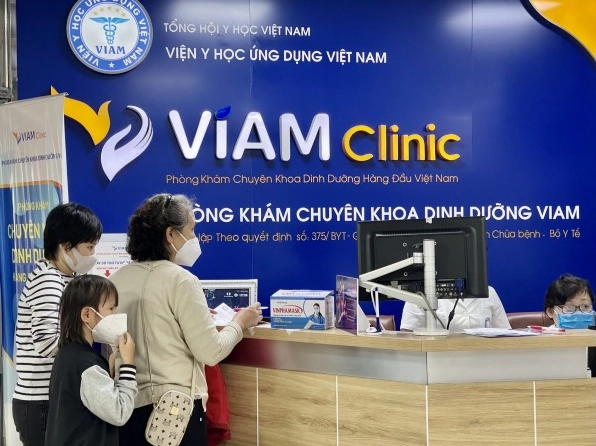 Khám Dinh Dưỡng Cho Bé Ở Đâu Uy Tín, Chất Lượng 2026? Bác sĩ đang tư vấn dinh dưỡng cho bé và phụ huynh